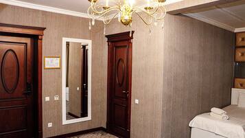 Escritorio y espacio para trabajar con laptop