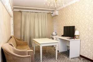 Luxury Room | Desk, laptop workspace, soundproofing, free WiFi - Orzu Hotel (Namangan)