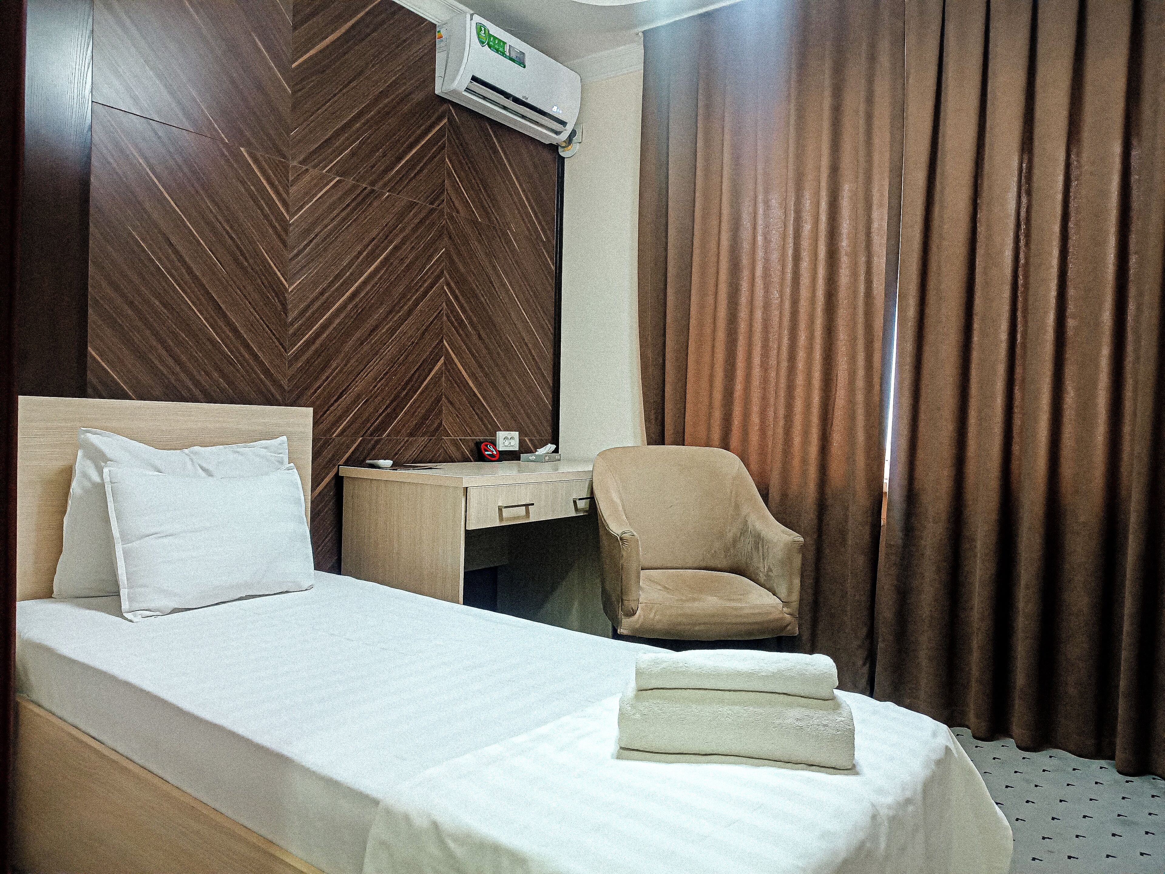 Desk, laptop workspace, soundproofing, free WiFi