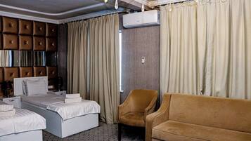 Tomannsrom – superior | Skrivebord, skrivebord for bærbar PC, lydisolert og wi-fi (inkludert)