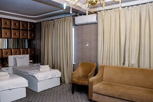 Escritorio y espacio para trabajar con laptop 