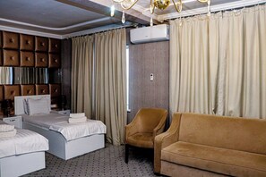 Chambre Supérieure avec lits jumeaux | Bureau, espace de travail pour ordinateur portable