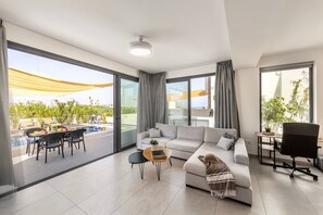 TV - 3 bedroom villa with pool (Paralimni)