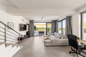 TV - 3 bedroom villa with pool (Paralimni)