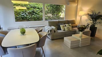 Een televisie en een open haard