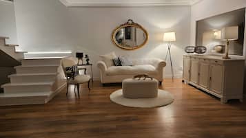 Een televisie en een open haard