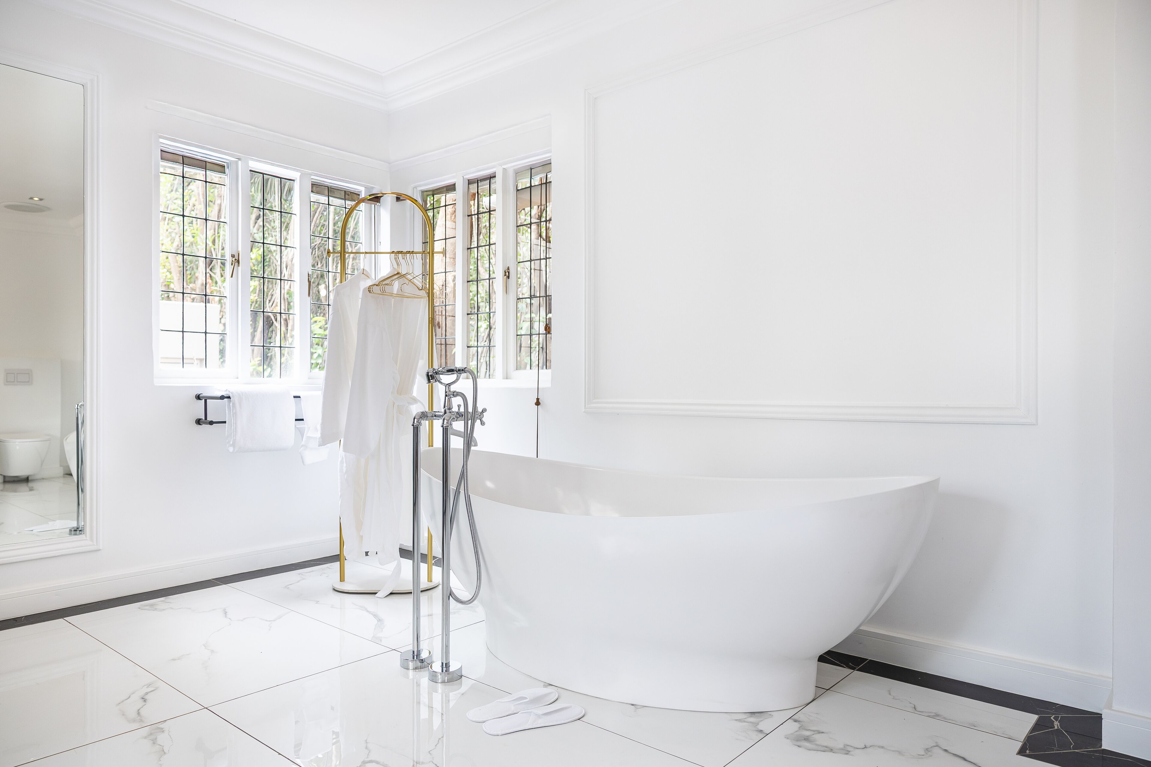 Dúplex de lujo, vista al patio | Baño | Tina y regadera independientes, secadora de cabello, toallas, jabón 