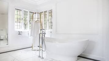 Dúplex de lujo, vista al patio | Baño | Tina y regadera independientes, secadora de cabello, toallas, jabón