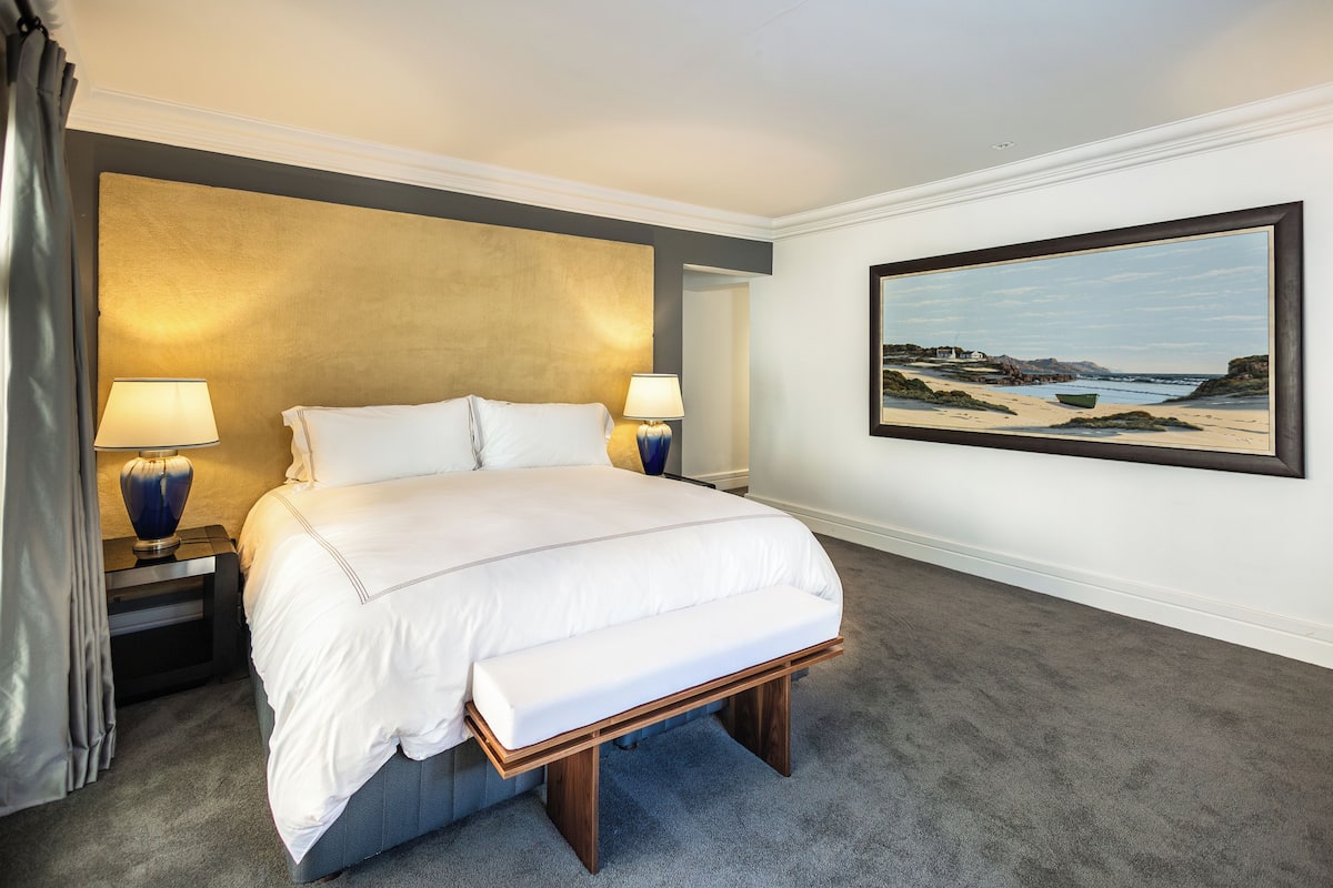 Desk, laptop workspace, free WiFi