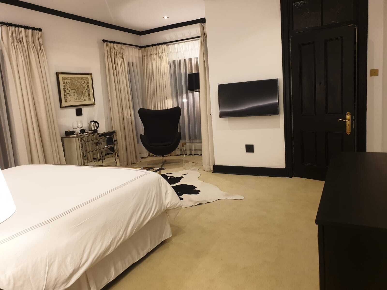 Superior Suite, Garden View | Desk, laptop workspace, free WiFi