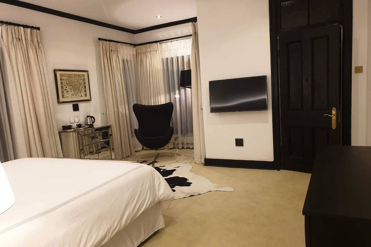Superior Suite, Garden View | Desk, laptop workspace, free WiFi