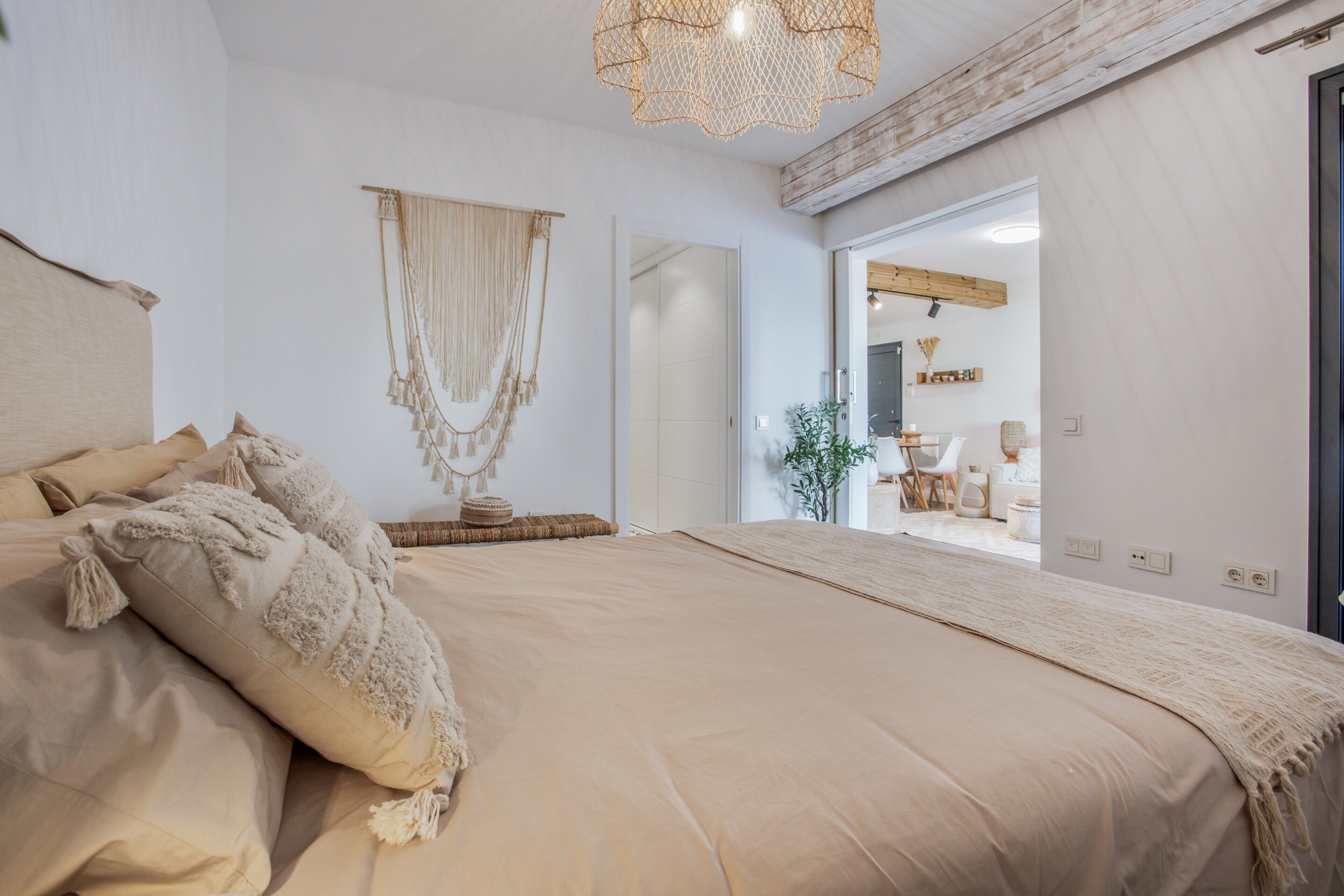 Silitysrauta/-lauta, Wi-Fi, vuodevaatteet