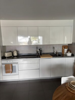 Frigorífic, microones, forn i placa de cuina