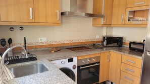 Refrigerador, microondas, horno y parrilla de estufa 