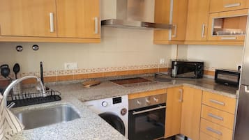 Frigorifero, microonde, forno, piano cottura