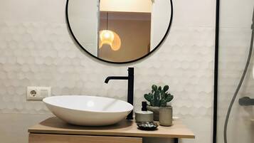 Een douche, handdoeken