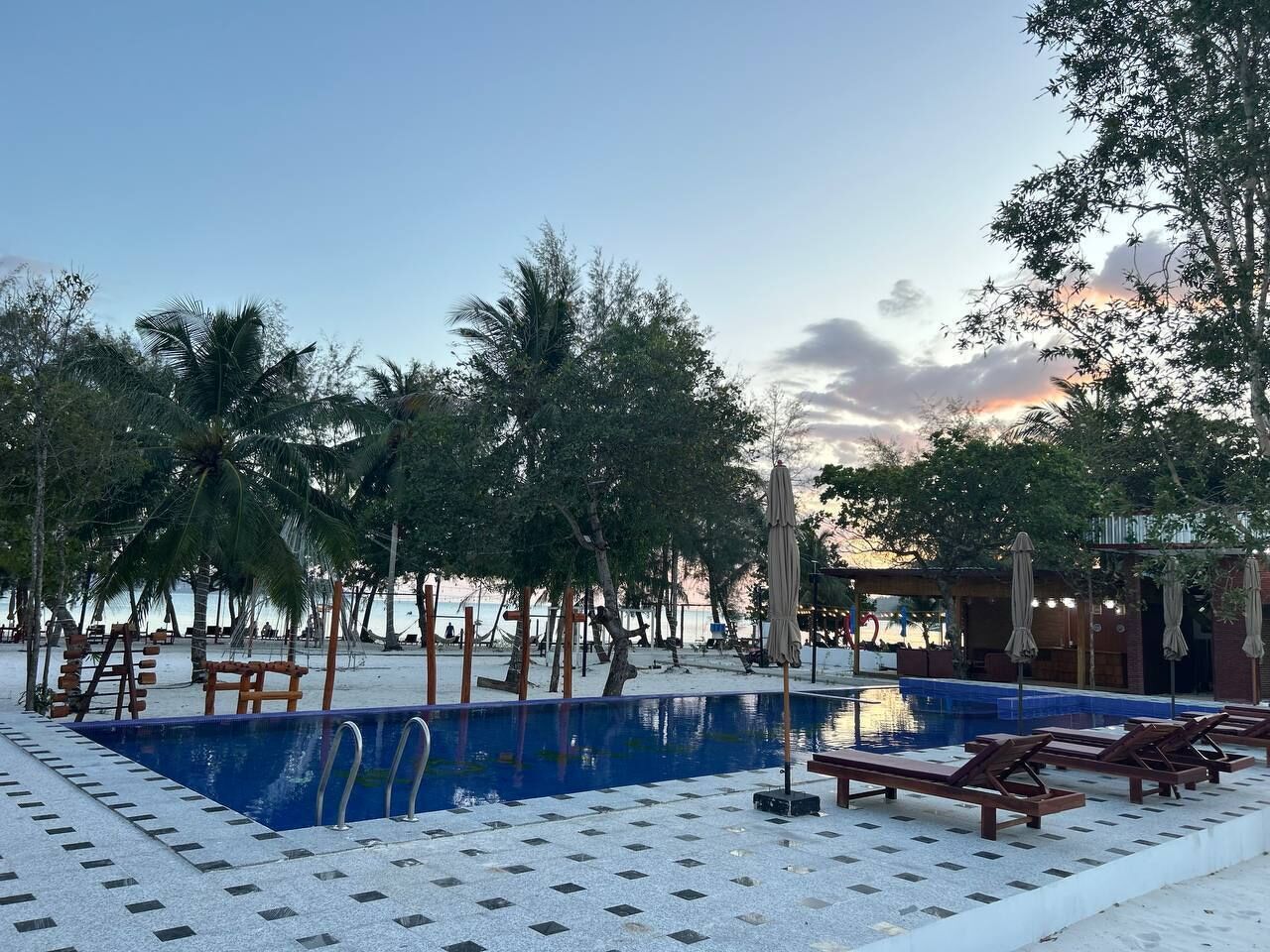 Alberca al aire libre y sombrillas en la alberca 