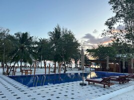 Una piscina al aire libre, sombrillas