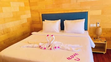 Suite superior, balcón, vista al mar | Caja de seguridad en la habitación y tabla de planchar con plancha