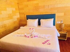 Suite superior, balcón, vista al mar | Caja de seguridad en la habitación y tabla de planchar con plancha