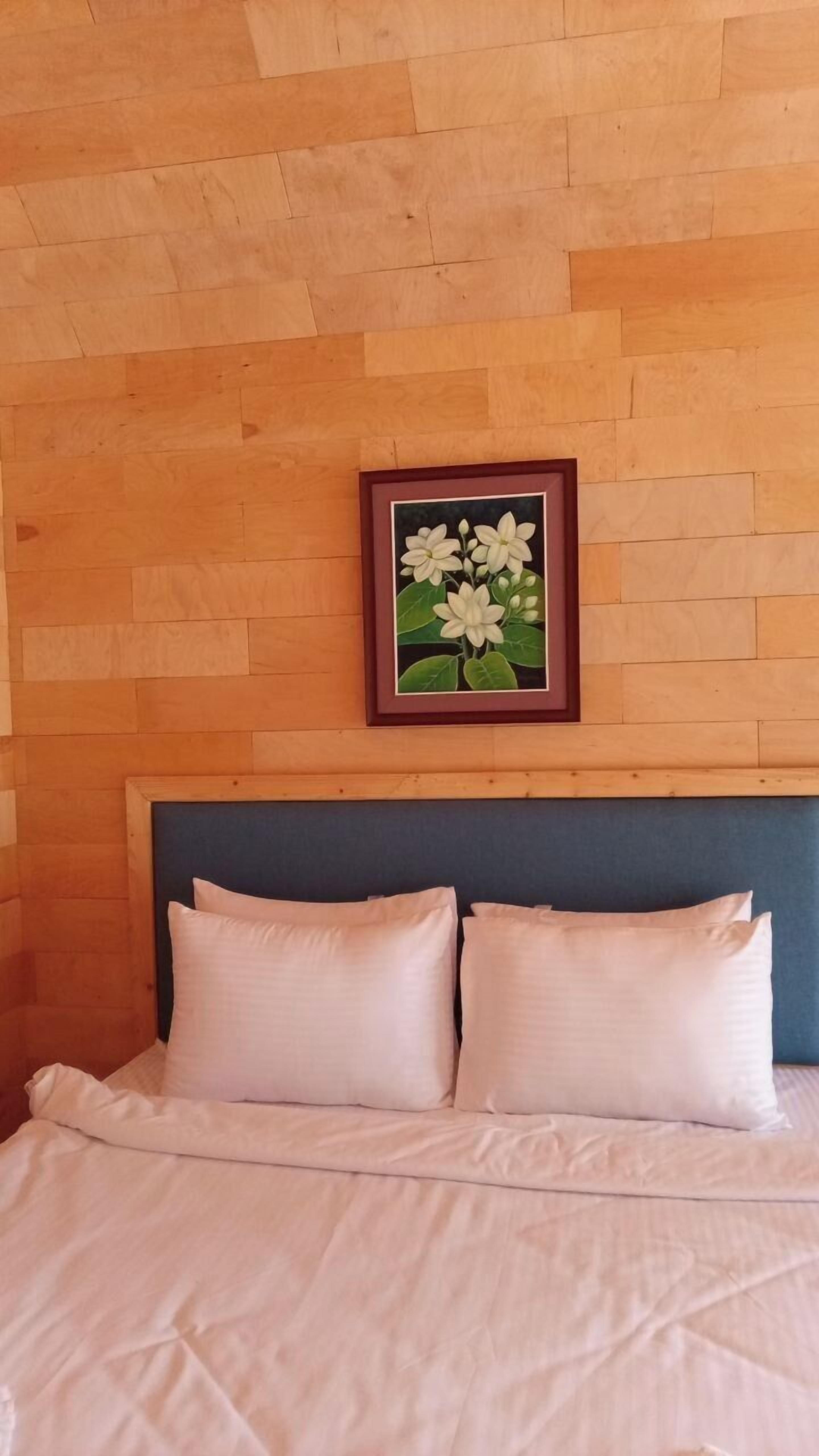 Quarto casal, sacada, vista para o jardim | Cofres nos quartos, ferros/tábuas de passar roupa, Wi-Fi de cortesia