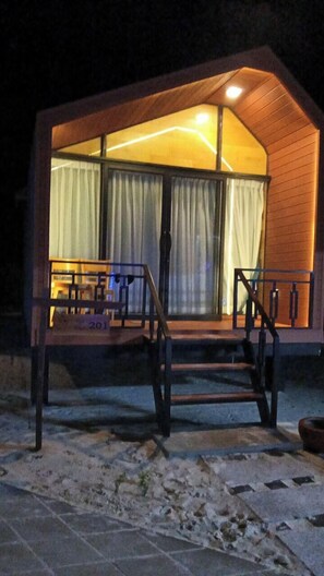 خزنة داخل الغرفة ومكواة/لوح كي وواي فاي مجانًا