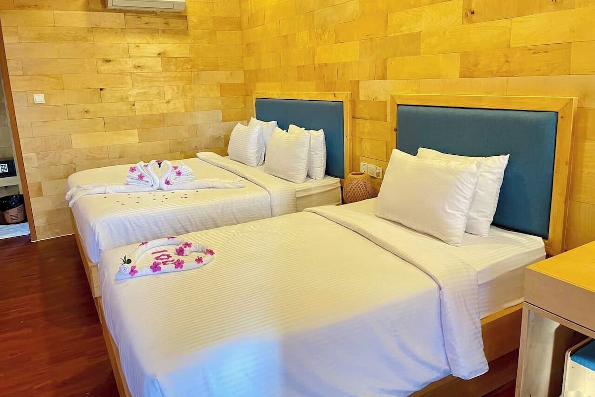 Quarto duplo luxo, 2 quartos, sacada | Cofres nos quartos, ferros/tábuas de passar roupa, Wi-Fi de cortesia