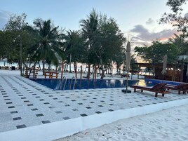 Una piscina al aire libre, sombrillas