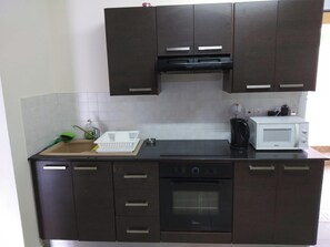 Fridge, microwave, oven, stovetop - 2br-7 Guests-free Parking-pool-aircon (Paralimni)