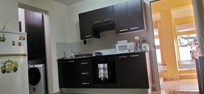 Fridge, microwave, oven, stovetop - 2br-7 Guests-free Parking-pool-aircon (Paralimni)