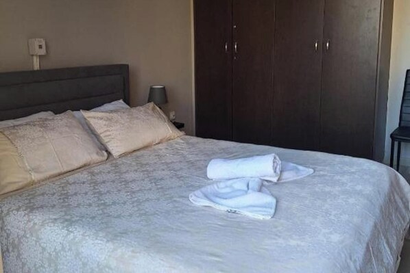 2 chambres, fer et planche à repasser, Wi-Fi gratuit, draps fournis