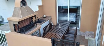2br-7 Guests-free Parking-pool-aircon