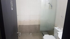 Douche, articles de toilette gratuits, serviettes fournies