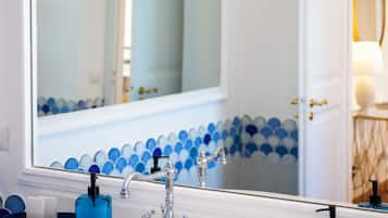 Sèche-cheveux, serviettes fournies, papier toilette