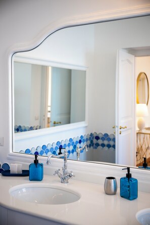 Sèche-cheveux, serviettes fournies, papier toilette