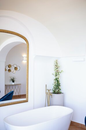 Secador de pelo, toallas, papel higiénico