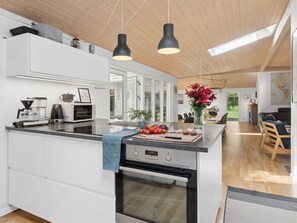 Kühlschrank, Mikrowelle, Geschirrspüler, Kochgeschirr/Geschirr/Besteck