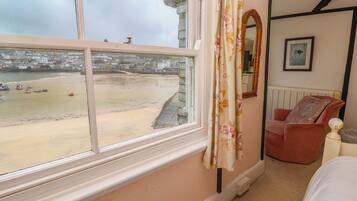 4 bedrooms, individually decorated, individually furnished, free WiFi