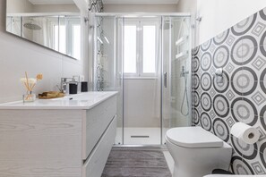 Een douche, een haardroger, handdoeken