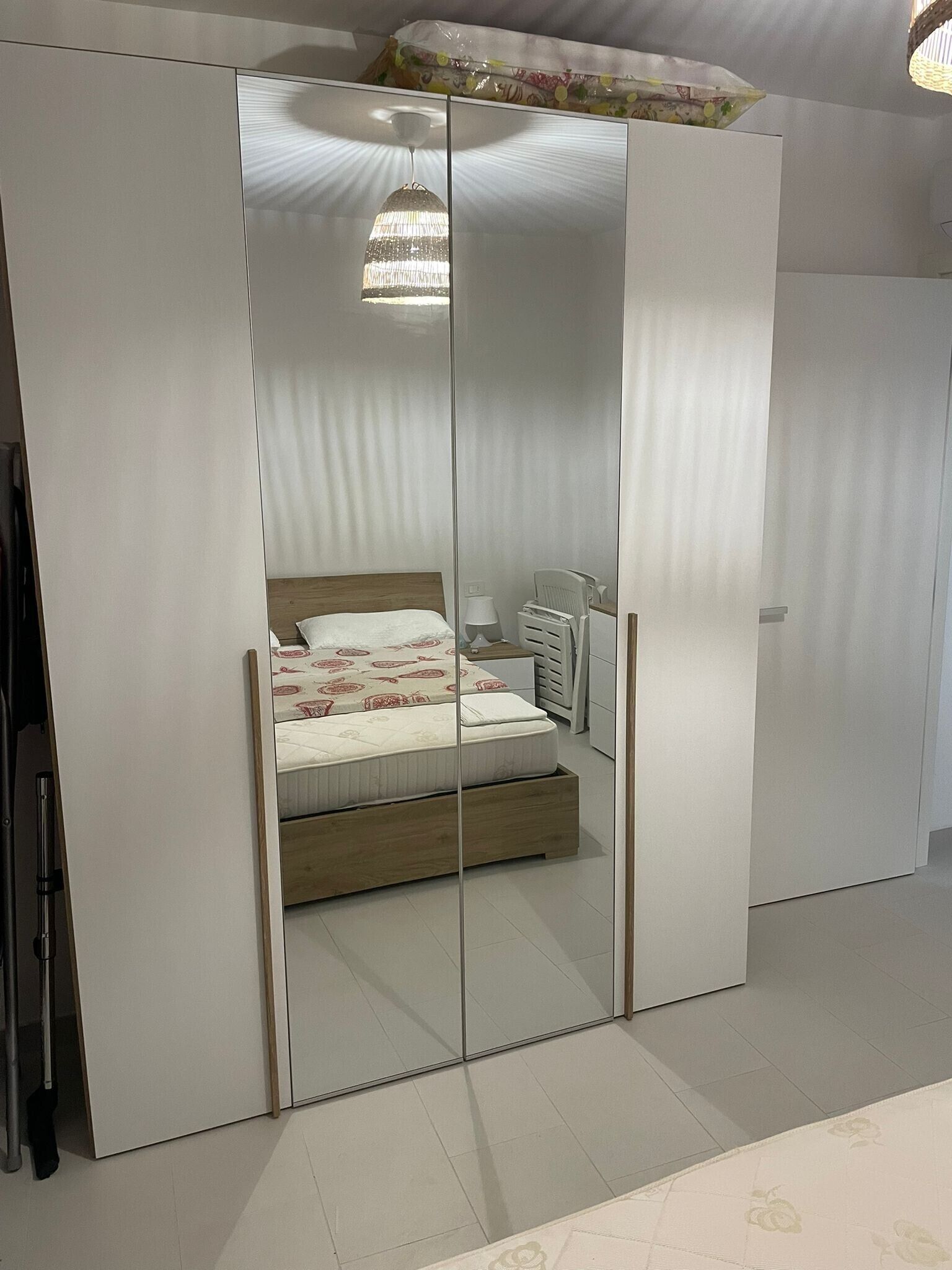 Een strijkplank/strijkijzer, wifi, beddengoed