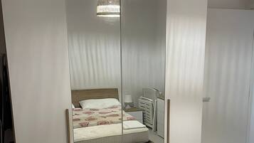 Een strijkplank/strijkijzer, wifi, beddengoed