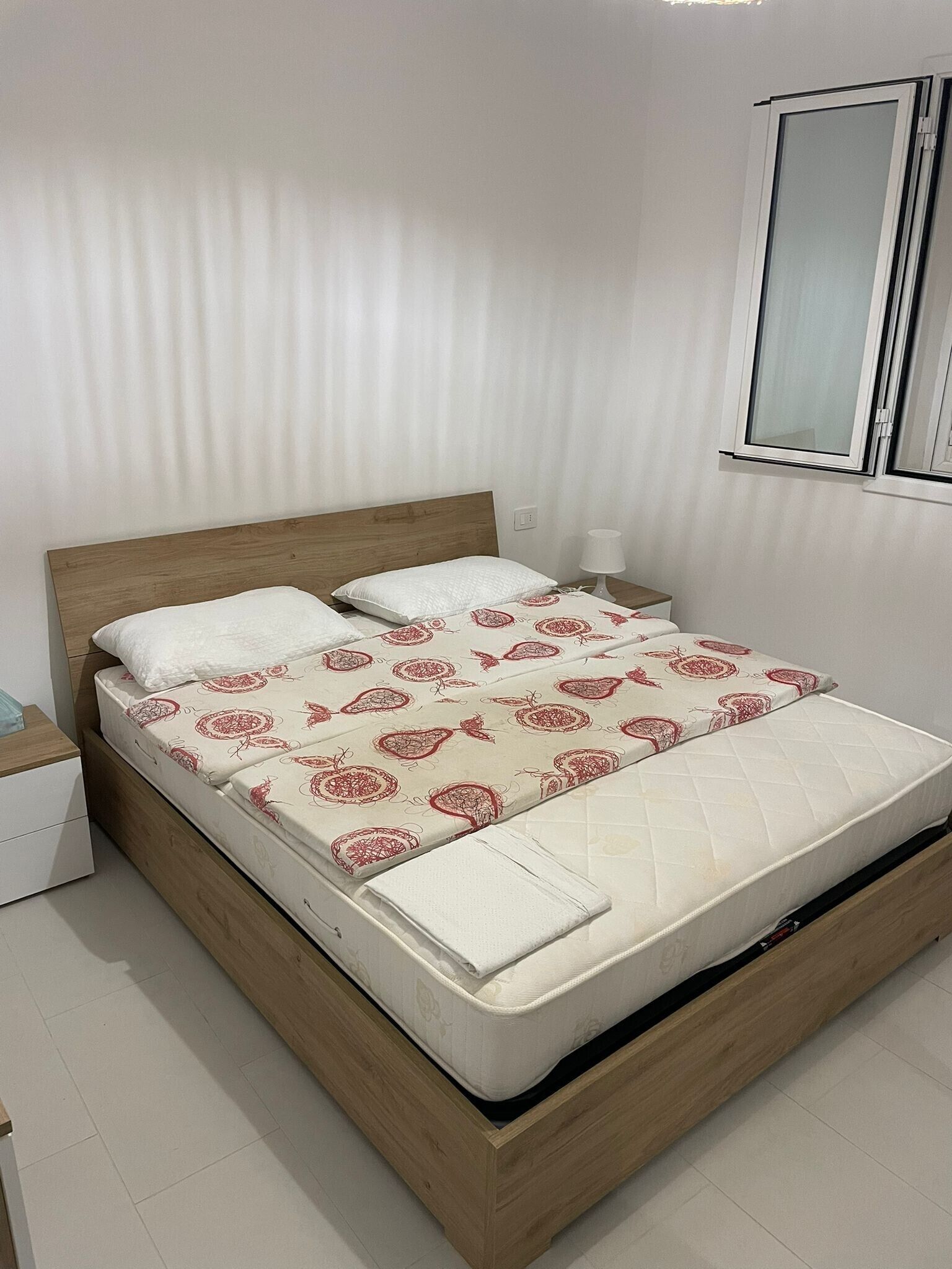 Een strijkplank/strijkijzer, wifi, beddengoed