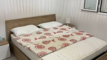 Een strijkplank/strijkijzer, wifi, beddengoed