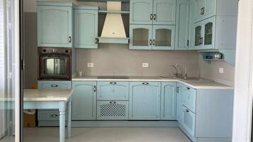 Een koelkast, een magnetron, een oven, een kookplaat