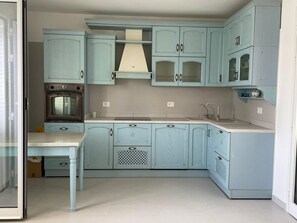 Een koelkast, een microgolfoven, een oven, een kookplaat