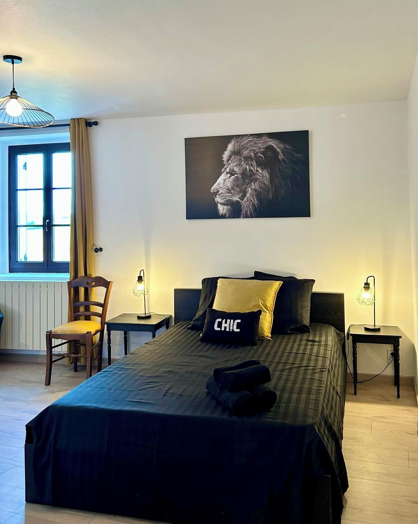 Iron/ironing board, bed sheets