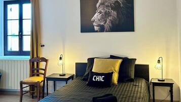 Iron/ironing board, bed sheets