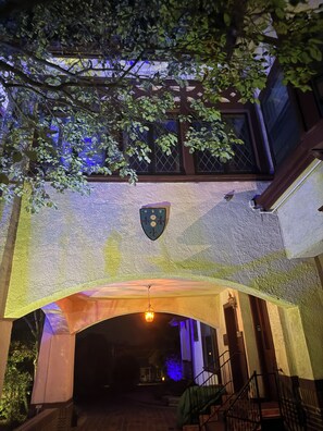 Exterior detail - Genie Romance Suite with Escape 1BDR, Jet Tub, King Flying Bed in Mount Vernon (Mount Vernon)