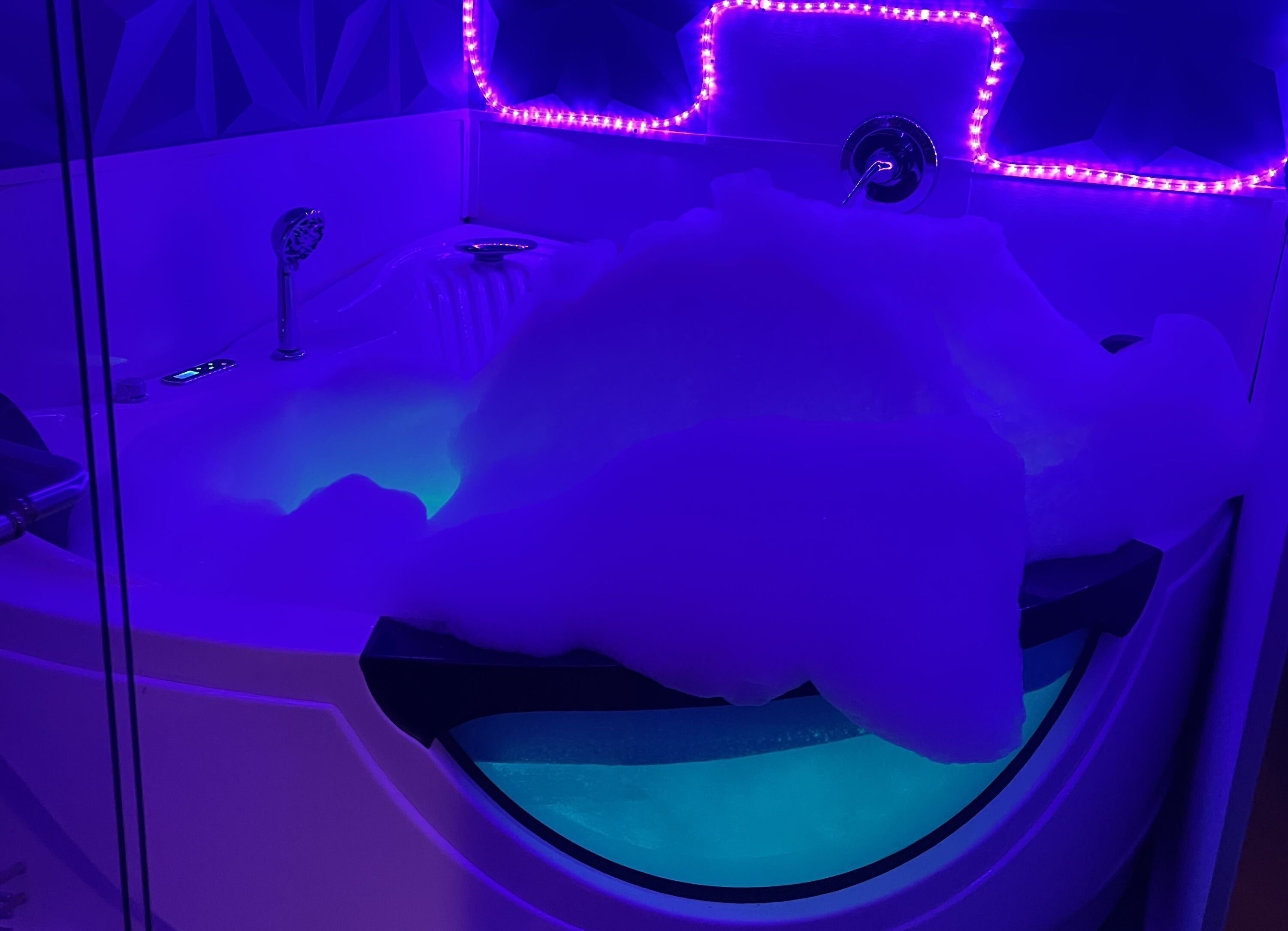 Tina de hidromasaje, secadora de cabello, toallas, jabón 