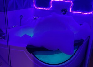 Jetted tub, hair dryer, towels, soap - Genie Romance Suite with Escape 1BDR, Jet Tub, King Flying Bed in Mount Vernon (Mount Vernon)